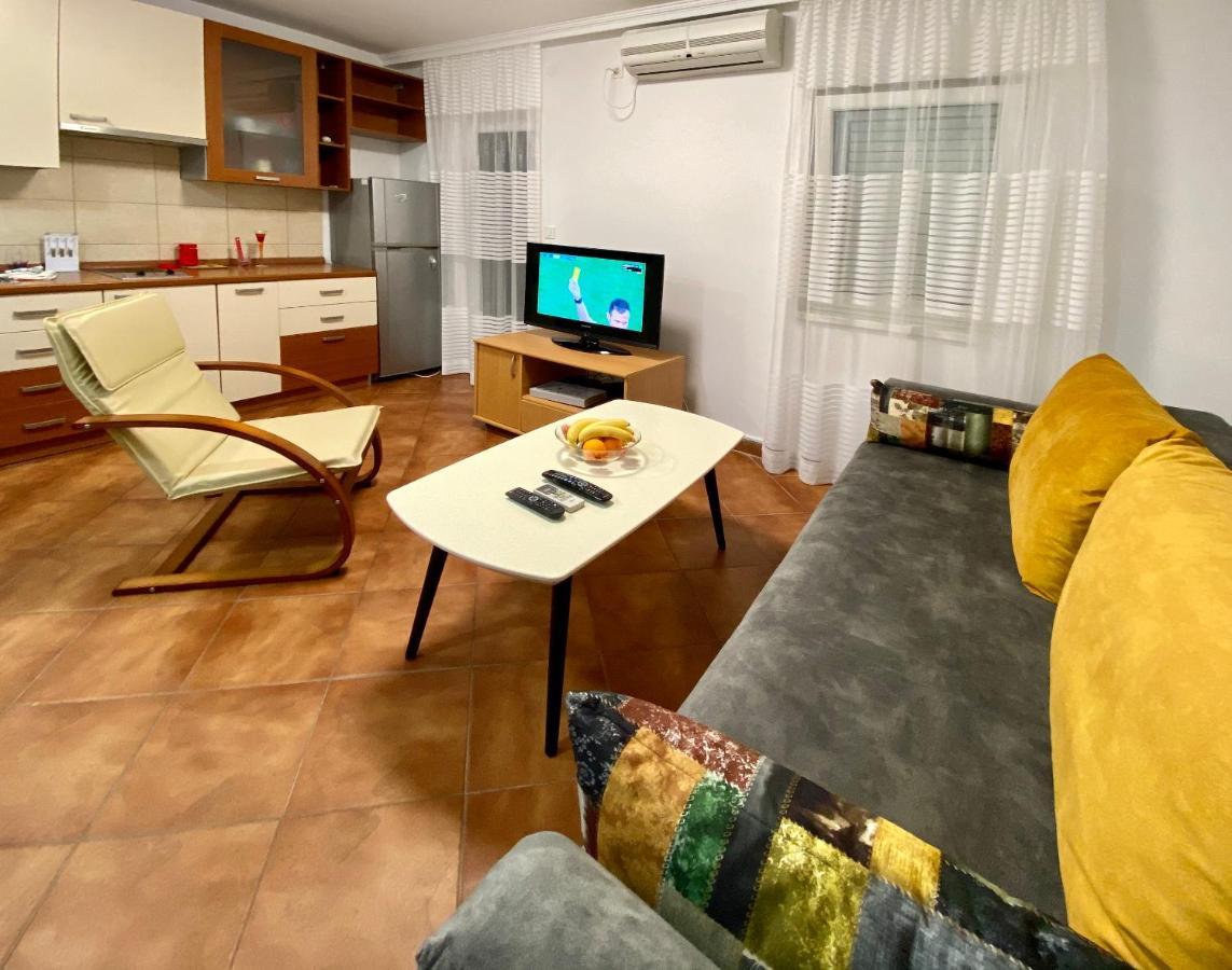Family Beachfront Apartment Petrovac na moru Exterior foto