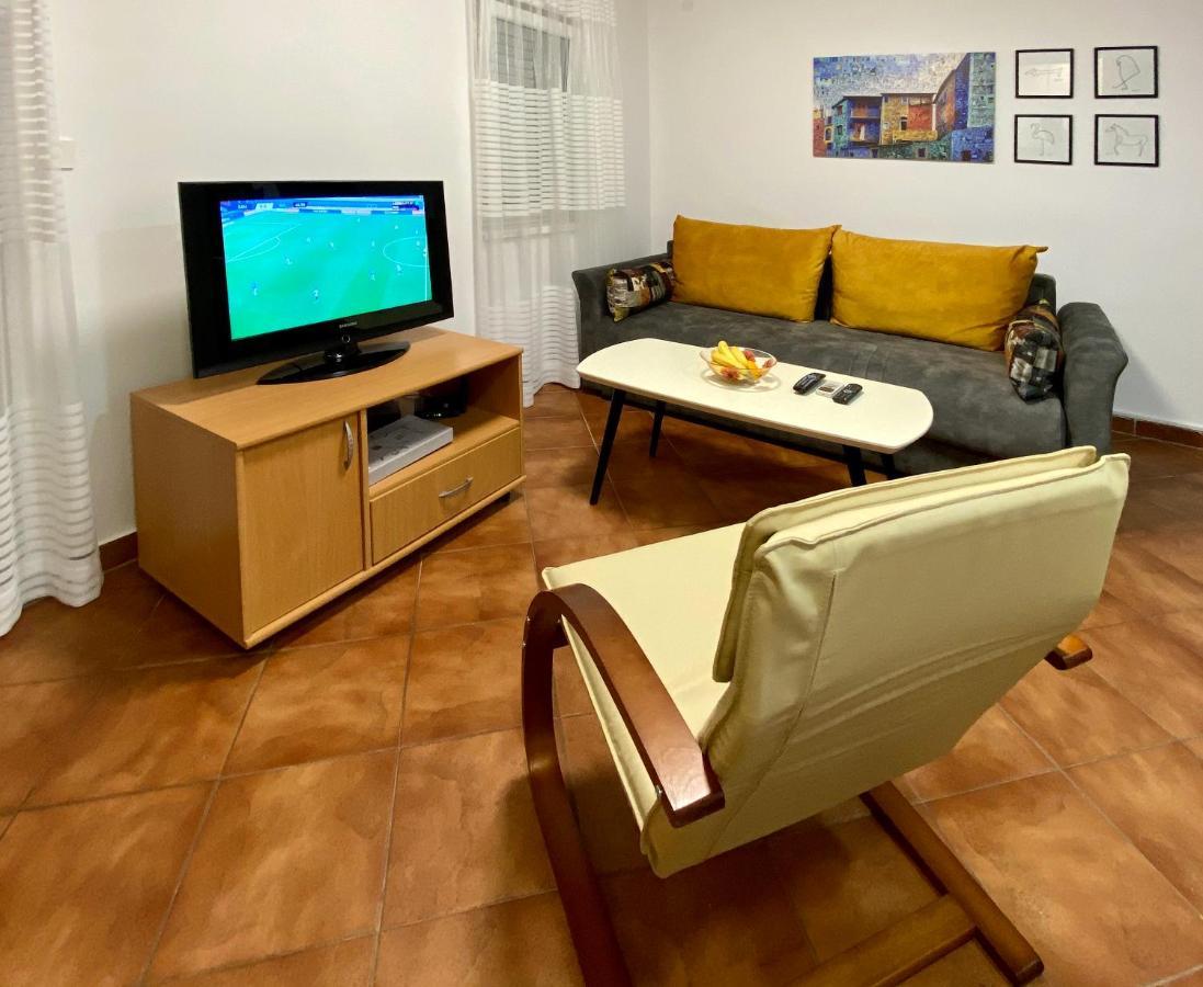 Family Beachfront Apartment Petrovac na moru Exterior foto