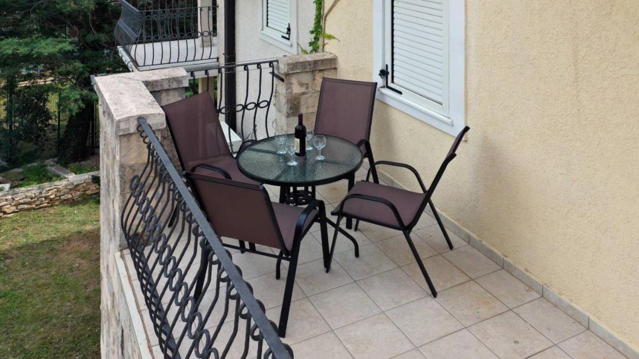 Family Beachfront Apartment Petrovac na moru Exterior foto